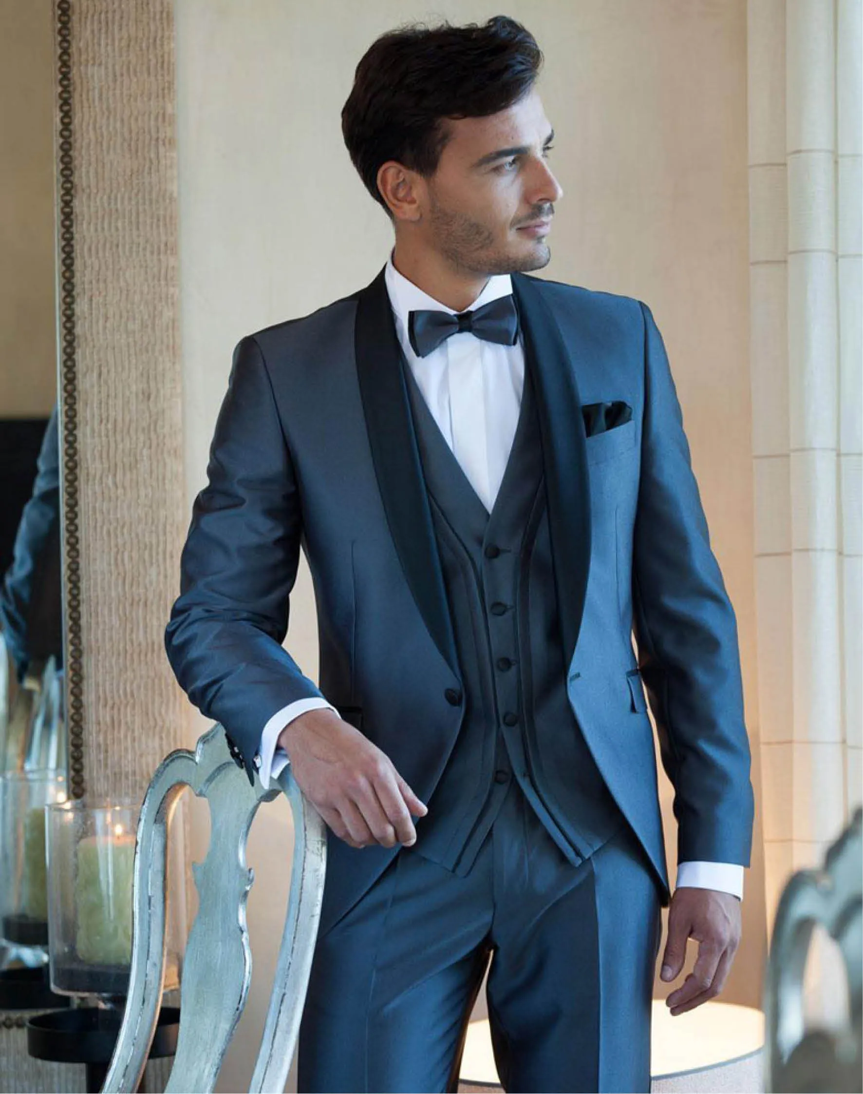 Detail van trouwpak met zichtbare stofstructuur en rustige textuur, zorgvuldig gekozen en gelijkmatig afgewerkt