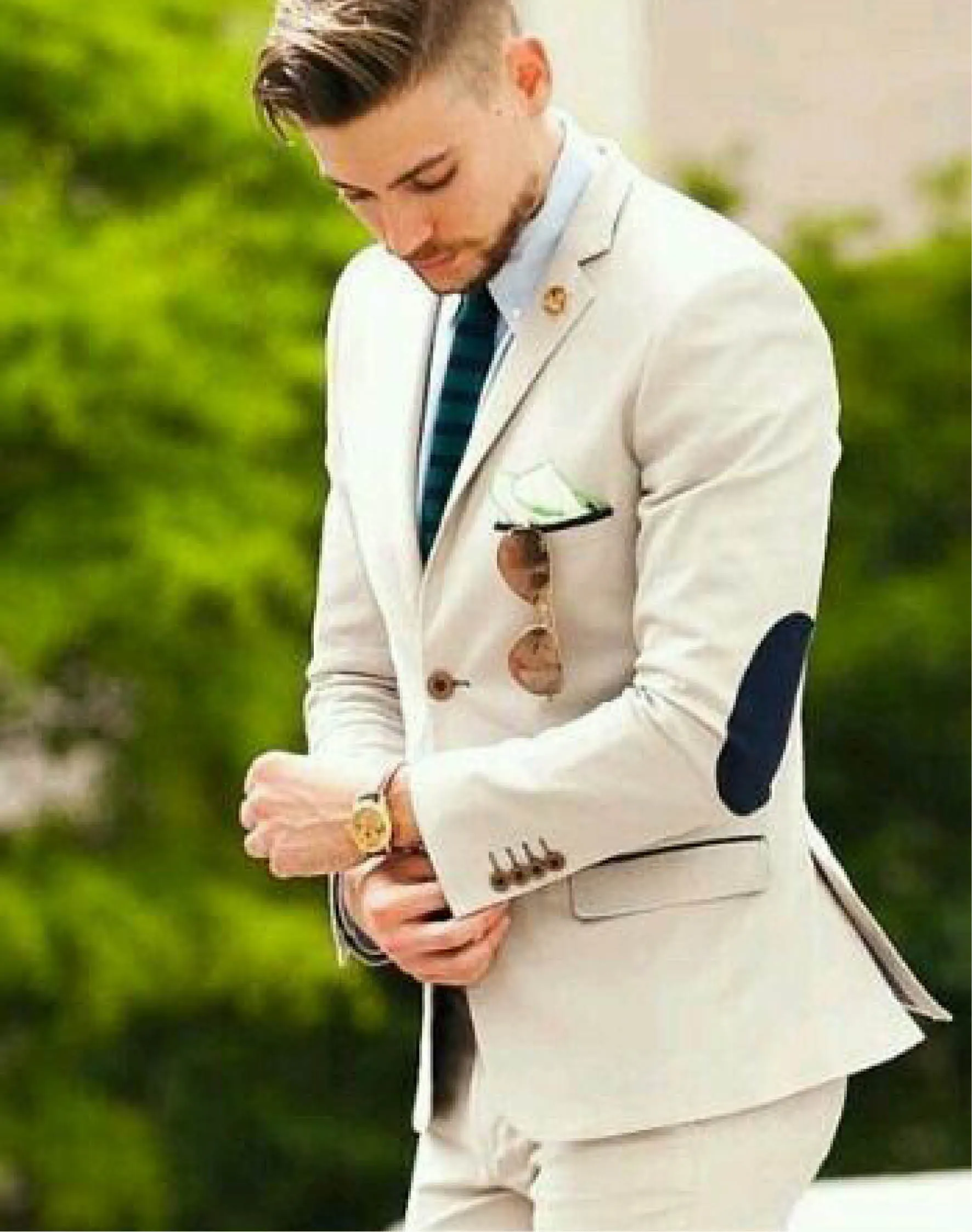 Trouwpak gedragen op natuurlijke wijze, waarbij houding en pasvorm een ontspannen totaalbeeld vormen