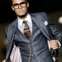 trouwpak-op-maat-met-denim-stof-en-kettinkje-voor-stijlvolle-bruidegoms