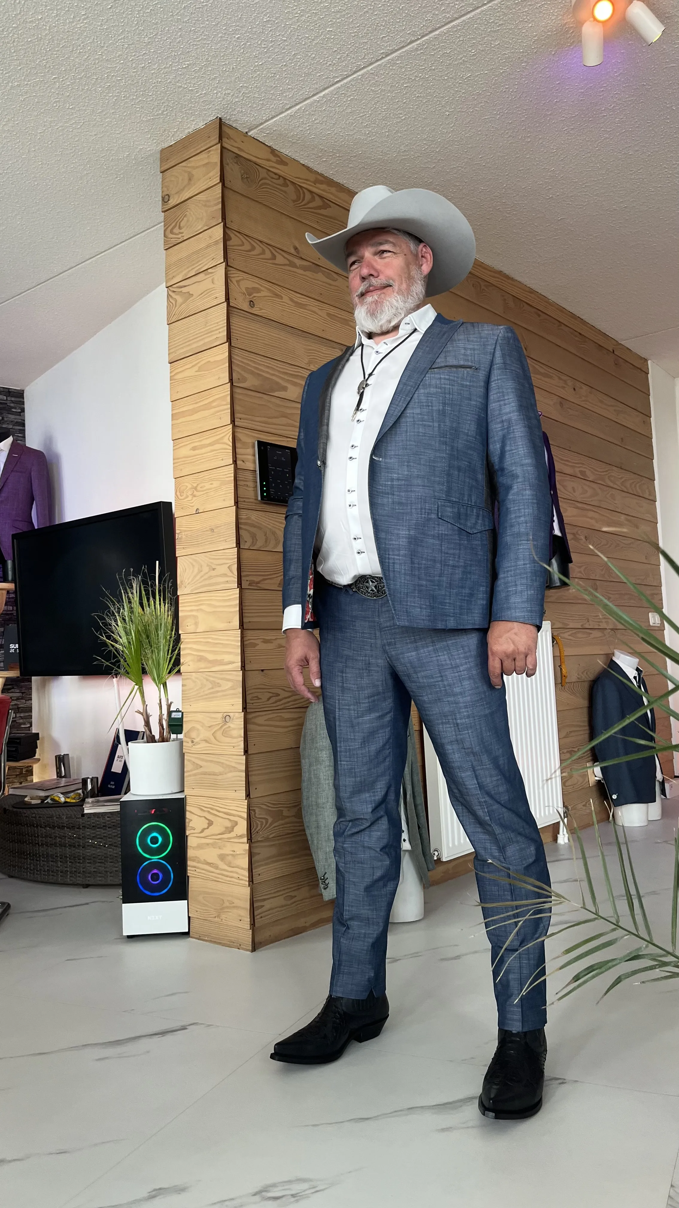 Denim trouwpak op maat gemaakt met cowboy boots en country details - stoere western stijl bruidegom