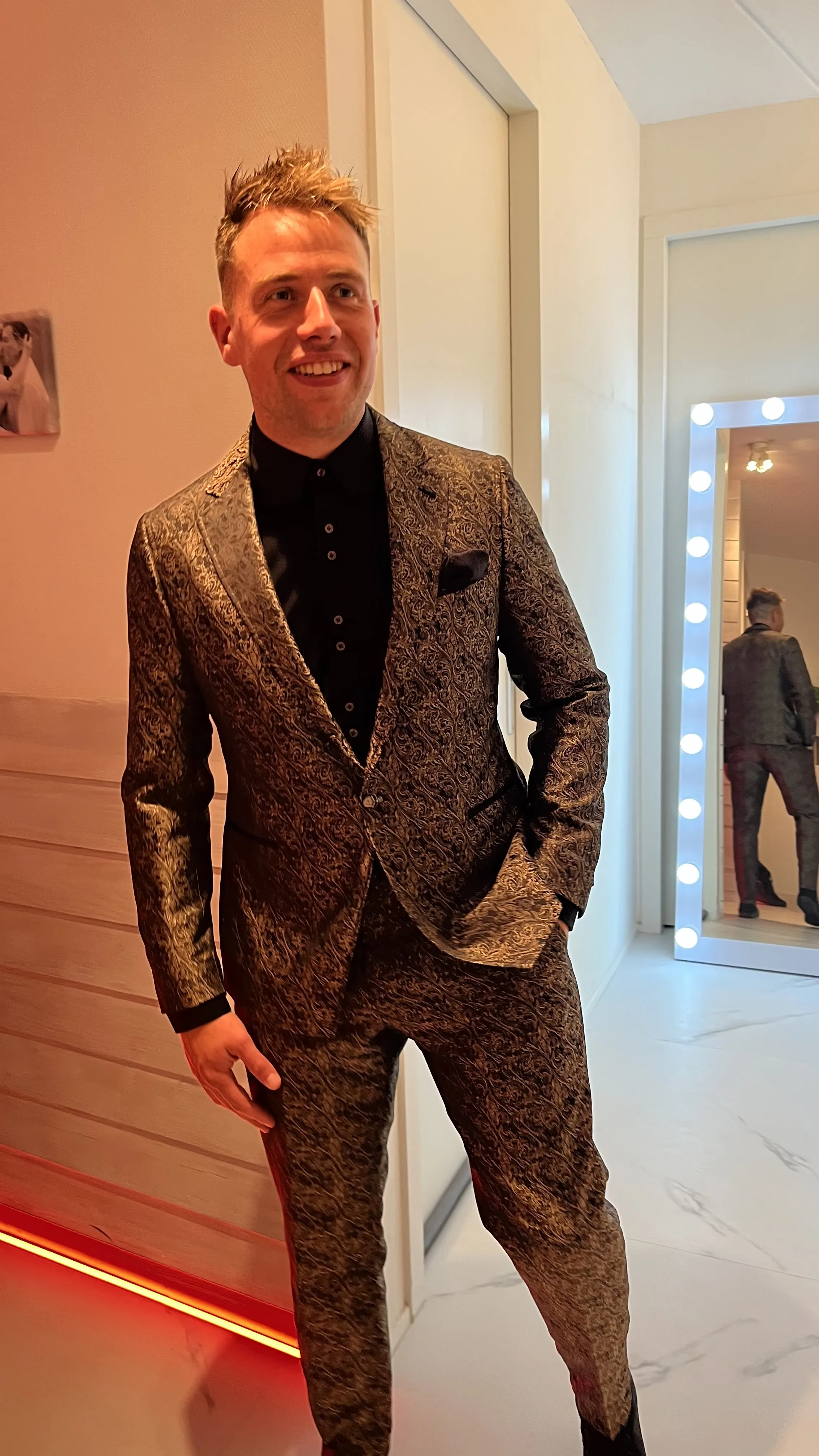 uniek-bijzonder-en-exclusief-trouwpak-op-maat-met-stoere-print-designs-voor-bruidegoms-die-zichzelf-willen-onderscheiden-rock-n-roll-trouwpakken-man