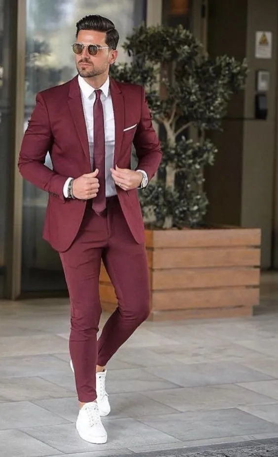 Bijzonder trouwpak man witte sneakers smalle pijp - uniek alternatief trouwpakken kopen bruidegom - speciaal stretch trouwpak op maat - Suits at Sea - beste-trouwpak-specialist-winkel-de-mooiste-trouwpakken-trends-2024-niet-standaard-apart-speciaal kwalitatief trouwpak op maat man modern trouwpak