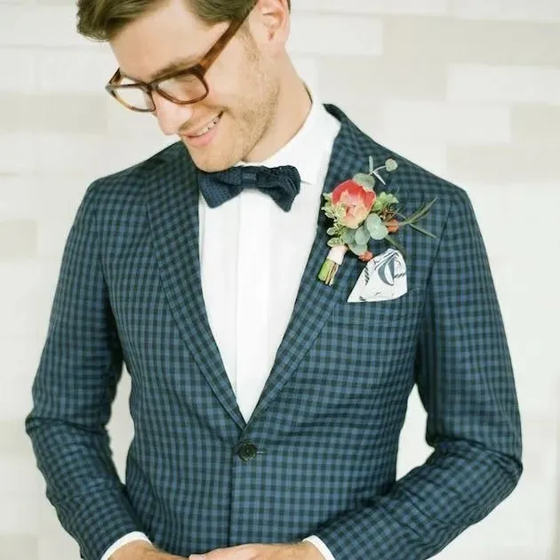 Stijlvol-groen-trouwpak-met-blokjes-design-voor-bruidegoms