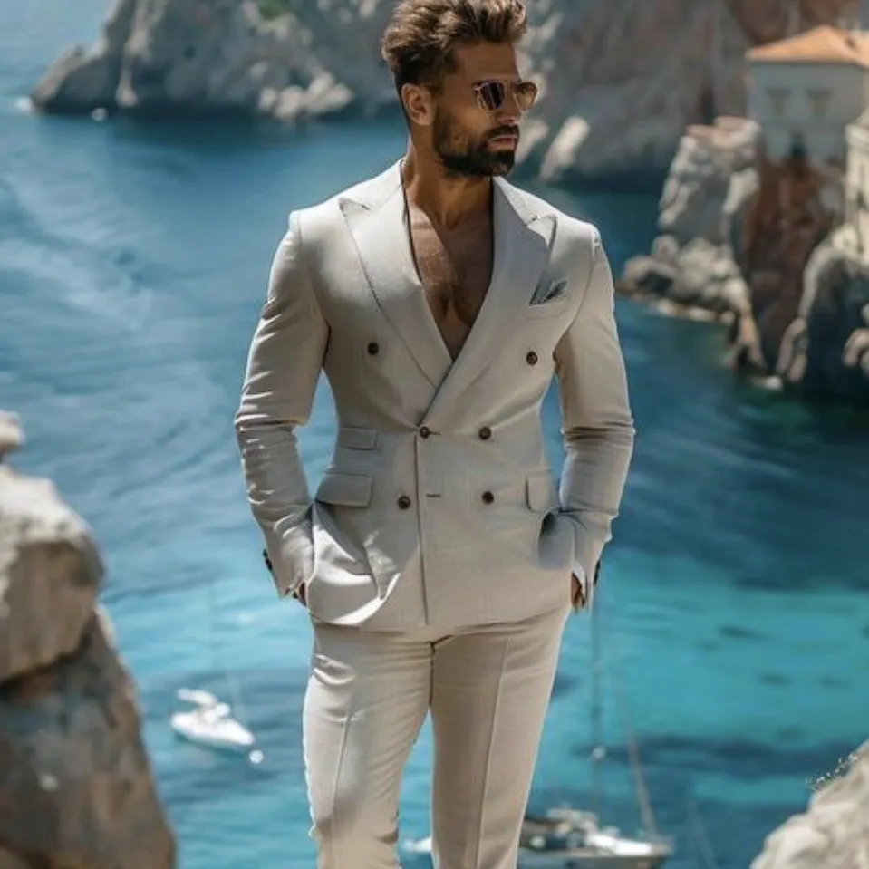 zomers-trouwpak-double-breasted-voor-bruiloft-in-het-buitenland-aan-zee-in-de-lichte-kleur-beige-met-ademend-karakter