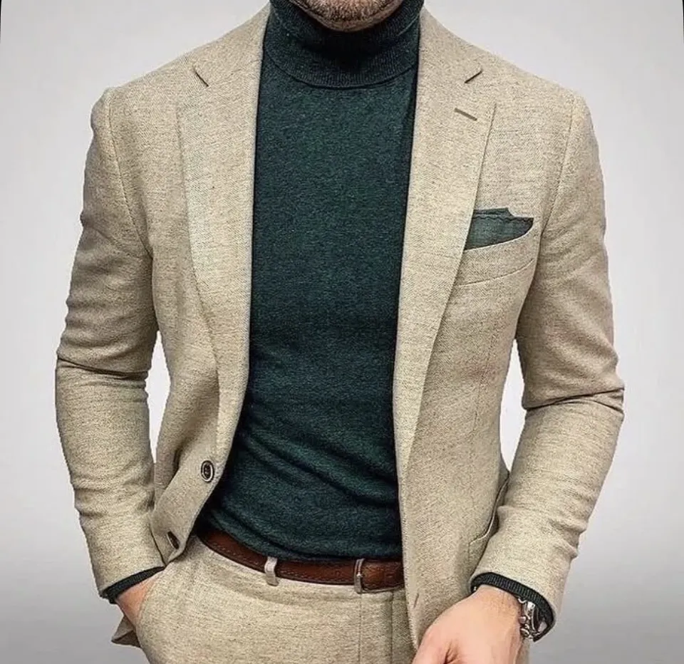 beige-trouwpak-met-groene-coltrui-voor-een-eigen-stijl-op-je-bruiloft-aardetinten en stofstructuur