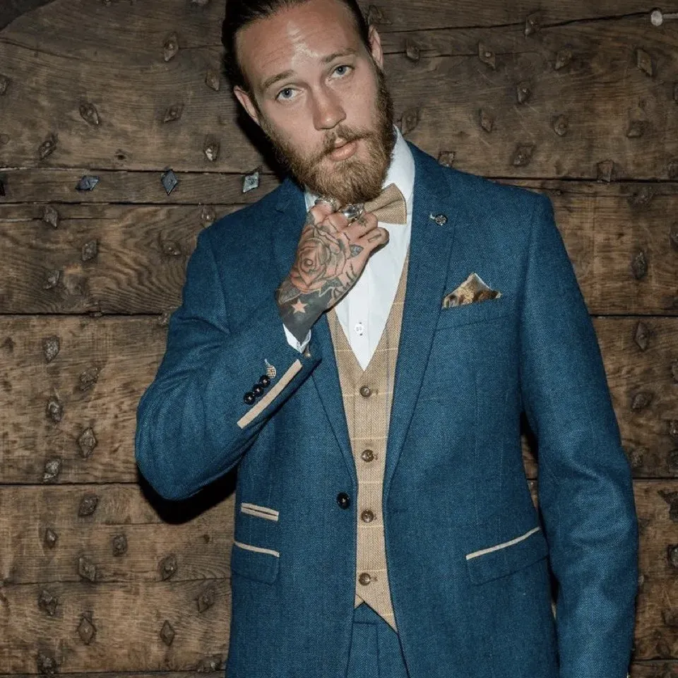 Bijzonder-driedelig-trouwpak-met-contrast-biesjes-en-gilet-voor-een-eigen-stijl-op-je-bruiloft