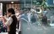 Orkestra dengan seorang pria yang memainkan trombone