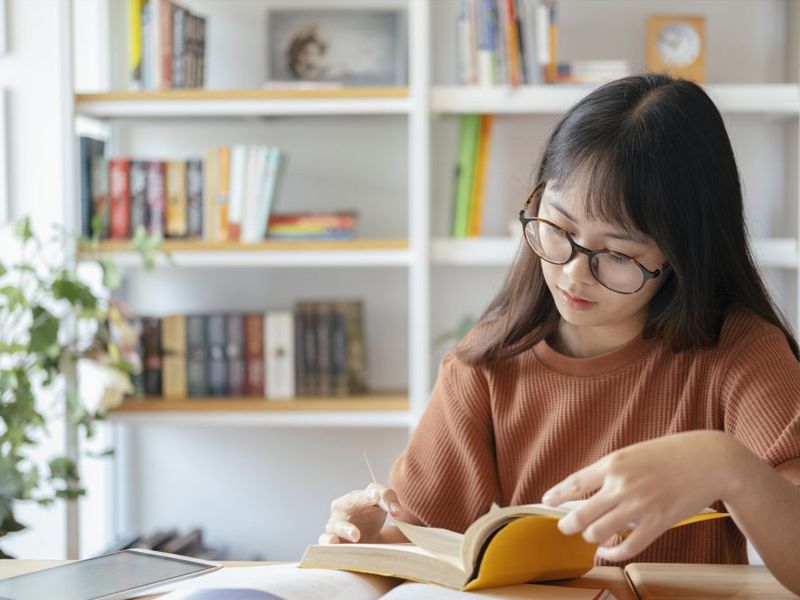 Đọc sách giúp nâng cao vốn từ vựng, làm quen với cấu trúc câu cũng như học thêm nhiều kiến thức bổ ích