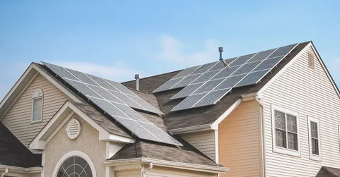 Casa portuguesa com painéis solares e isolamento térmico, simbolizando os apoios PT2030 à eficiência energética em 2026