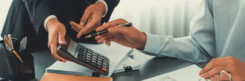 Casal a analisar contrato de crédito e seguro, simbolizando o direito ao esquecimento na nova lei