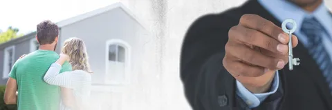 key-hand-with-couple-new-home-transition