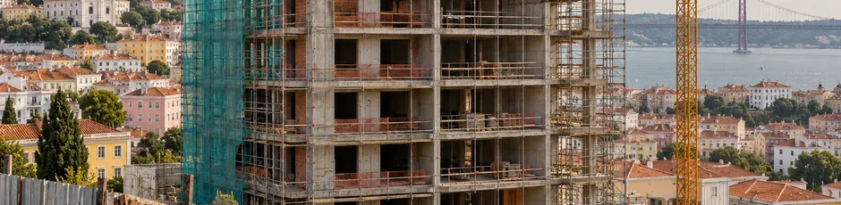 Gráfico financeiro com setas em queda, simbolizando redução do investimento governamental na habitação