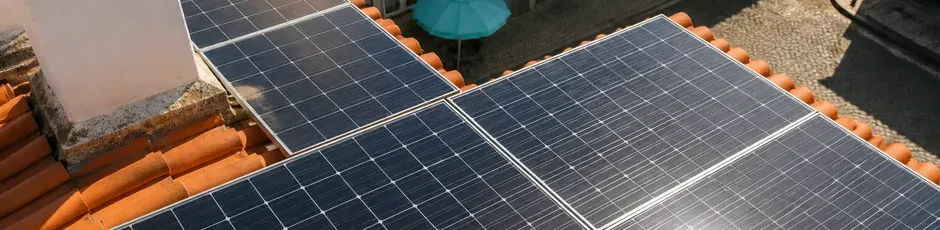 Painéis fotovoltaicos ao pôr do sol, símbolo do crescimento da energia solar Portugal