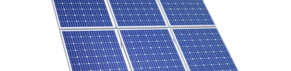 Painéis solares instalados numa cobertura residencial, associados ao apoio do governo
