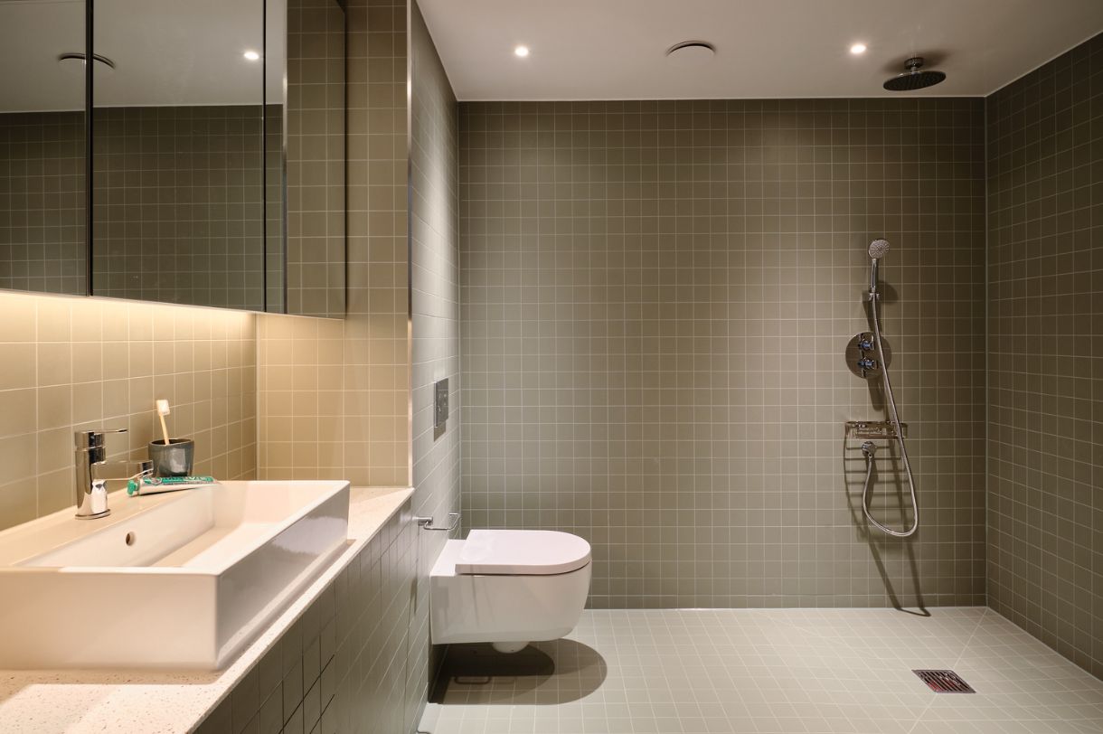 Alba - Large studio bathroom