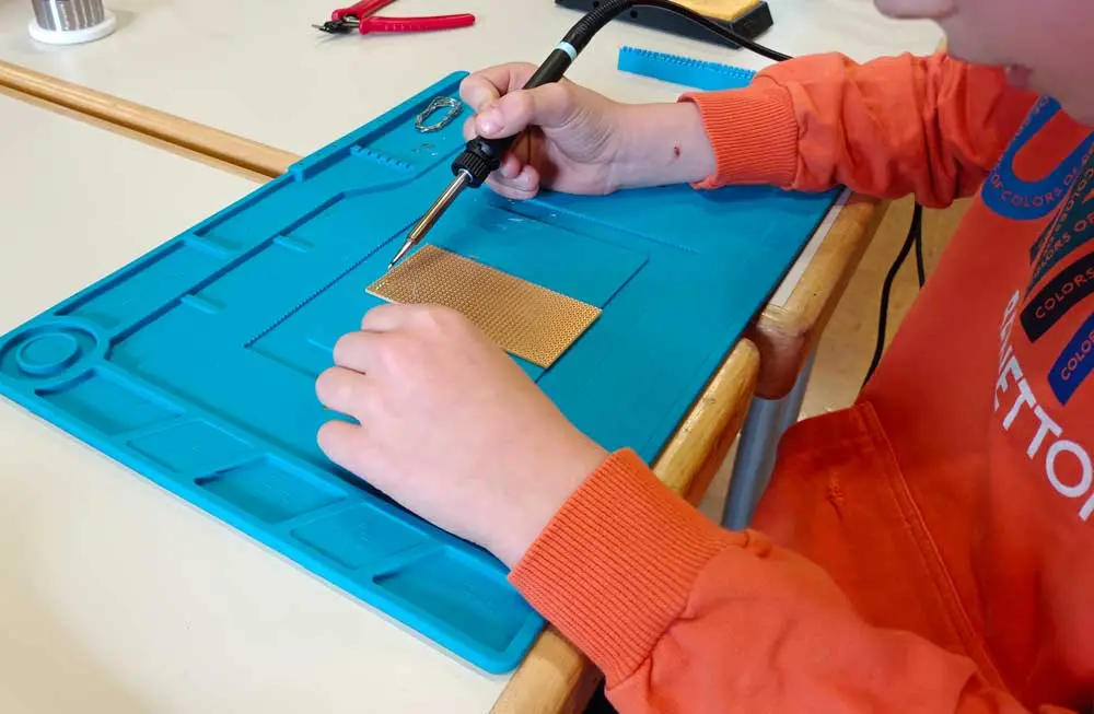 220402_CoderDojo_Special-Löten_Klein_4