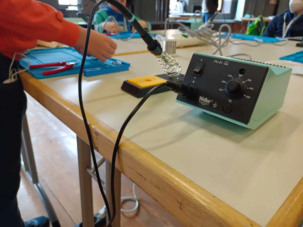 220402_CoderDojo_Special-Löten_Klein_3