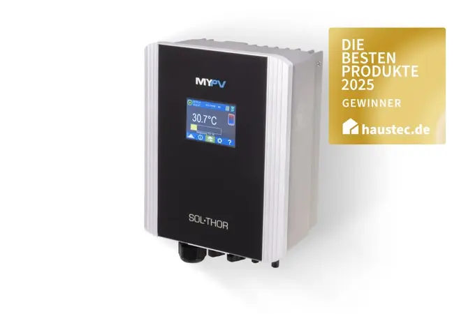A SOL•THOR device from my-PV with a digital display showing 30.7°C. A badge reads "Die besten Produkte 2025 Gewinner" by haustec.de.