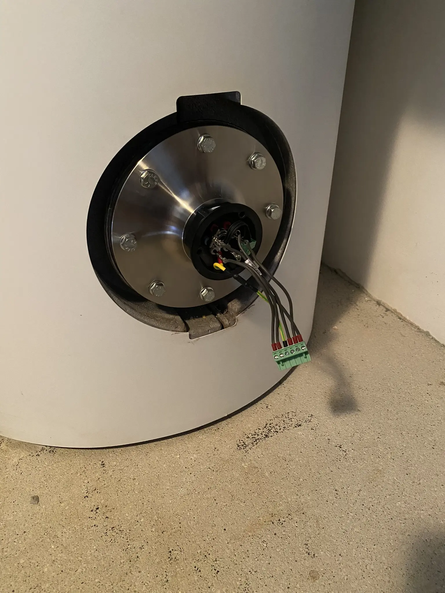 Connection for AC ELWA 2 in the hot water tank.