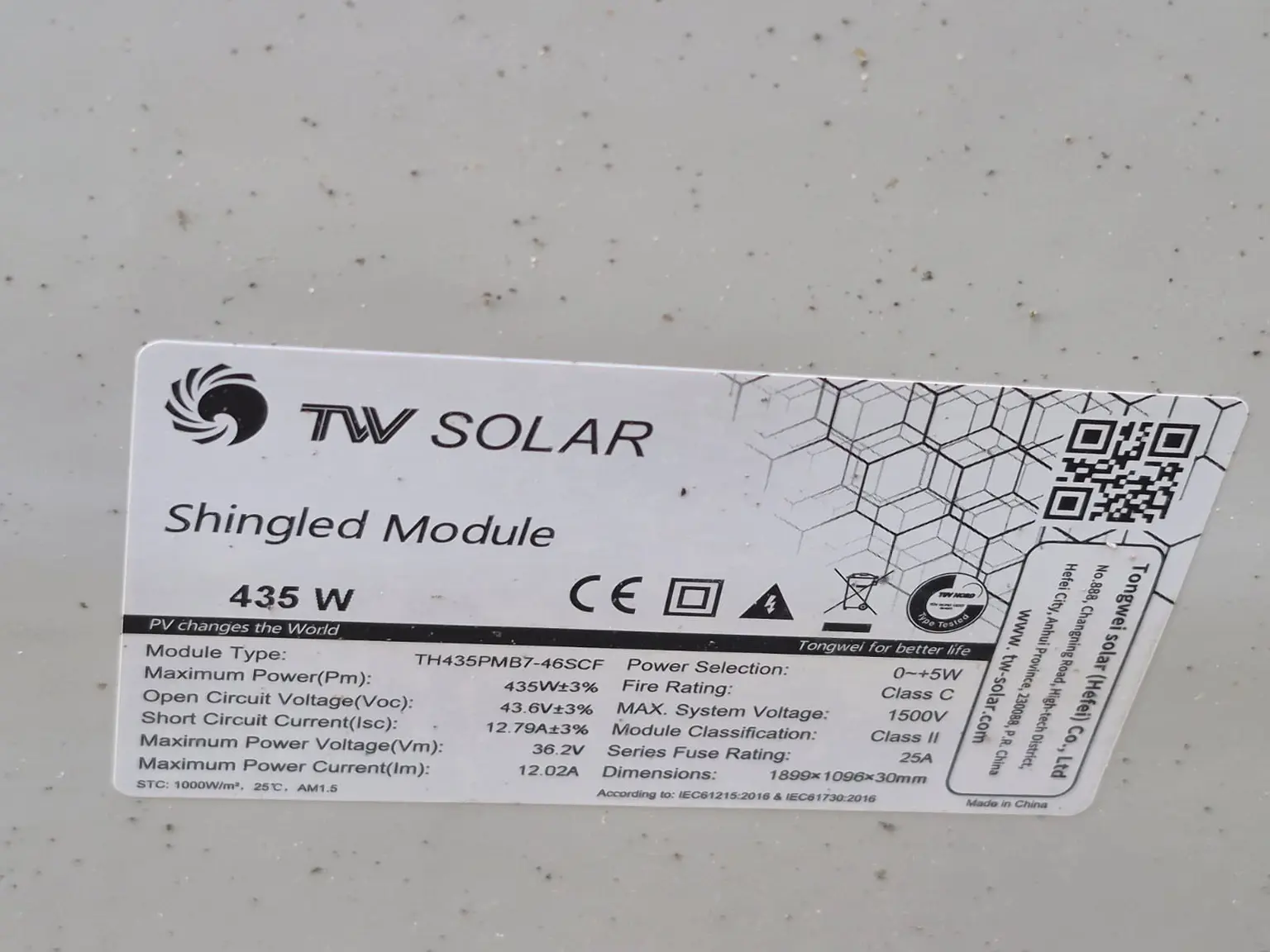 Label on a solar panel shingled module, 435W. Includes technical specifications, brand logo, and QR code on a white background.