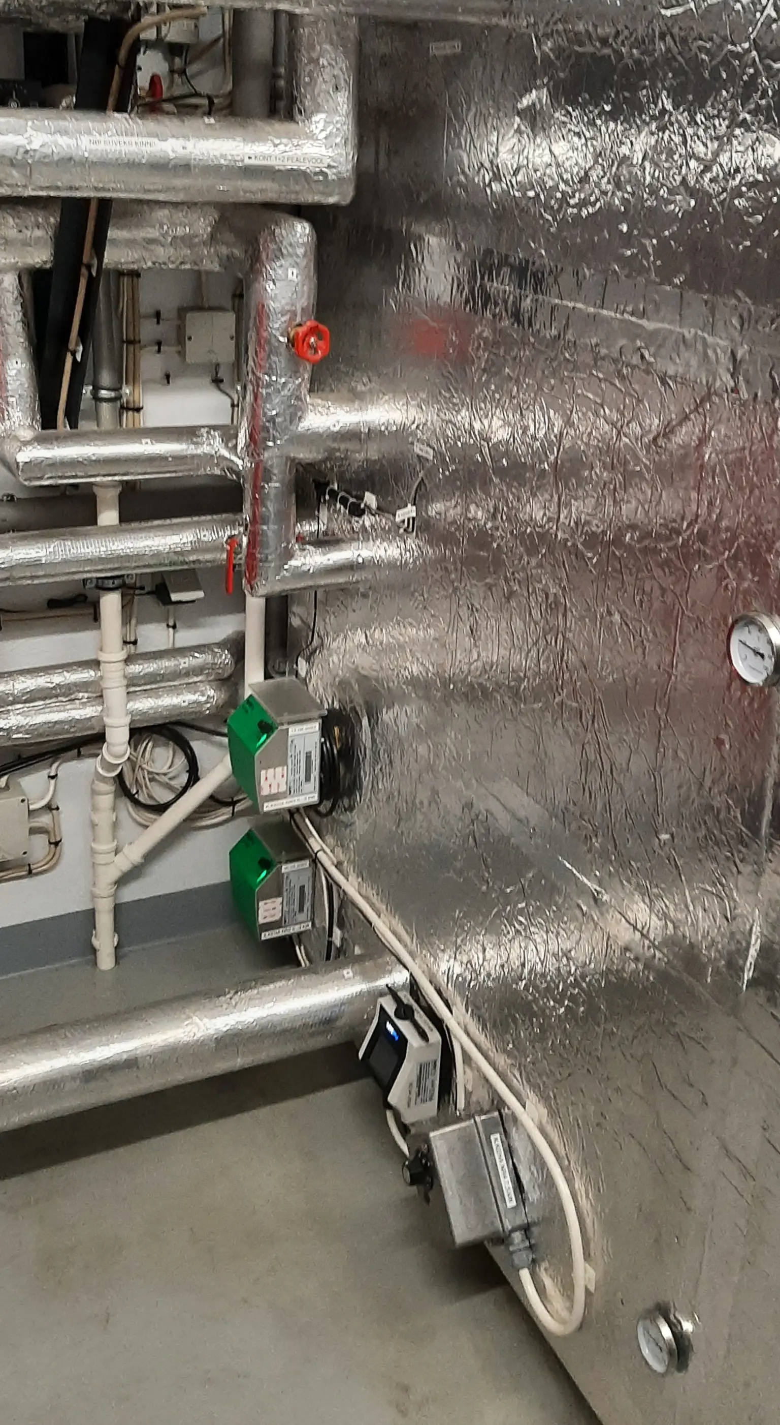 Two AC ELWA-E units and one AC ELWA 2 are connected to the thermal storage, with multiple pipes extending from it.