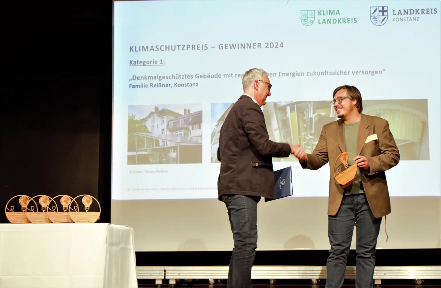 Award ceremony for the Climate Protection Prize for using renewable energy in heritage-listed buildings.