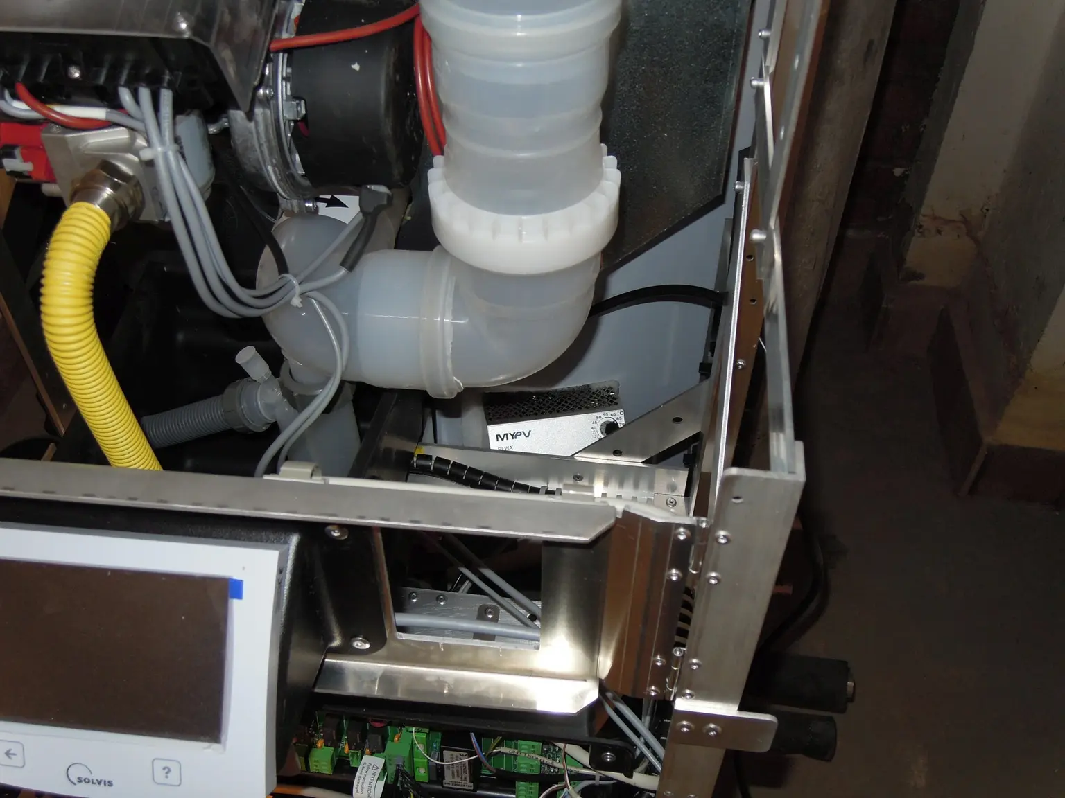 ChatGPT: ELWA unit integrated into the Solvis heating system, installed in a very tight and confined space.