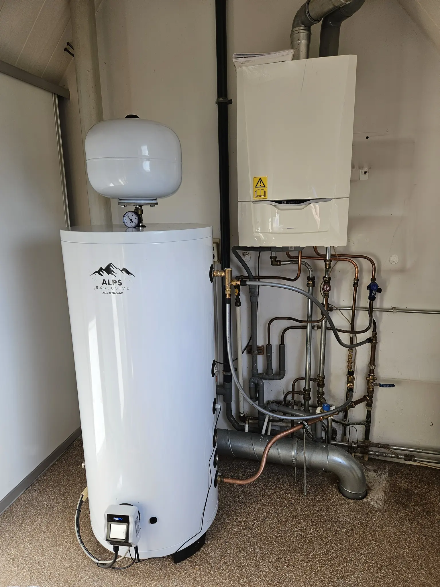 Hot water boiler with integrated AC ELWA 2 for efficient water heating using surplus photovoltaic energy.