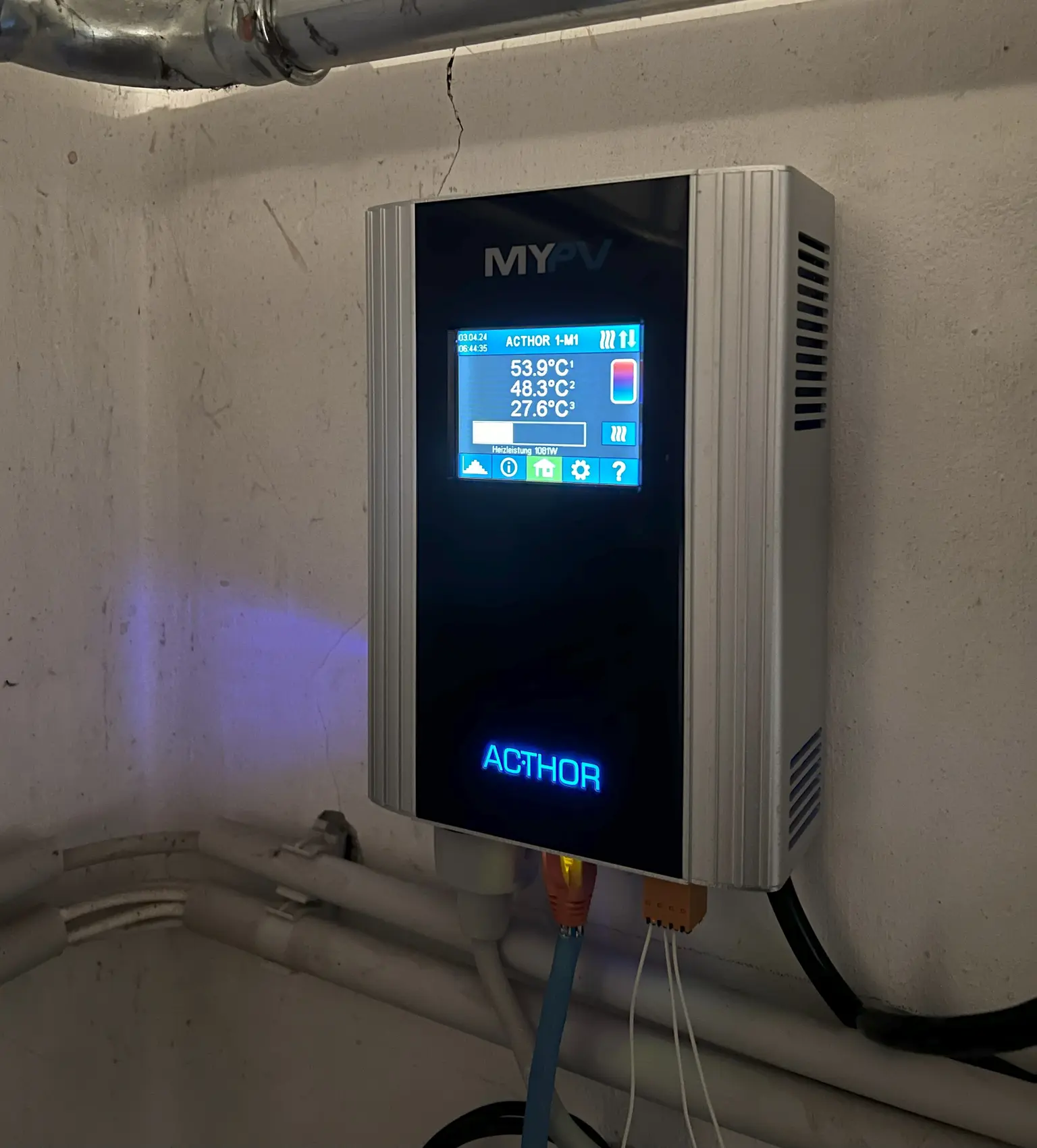Wall-mounted AC•THOR already installed, with important information displayed on the screen.