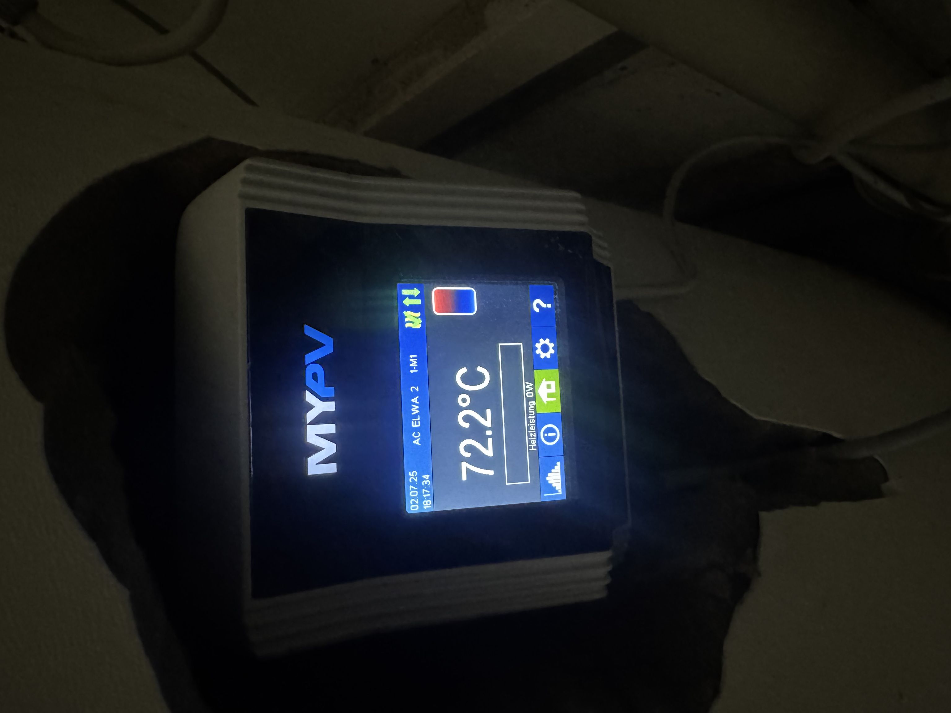 AC ELWA 2 connected to buffer tank, screen showing 72.2 °C.