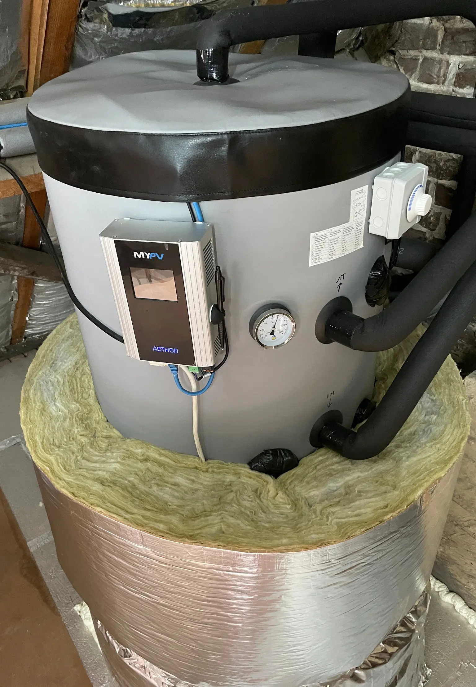 AC•THOR is connected to a boiler to power the jacuzzi using energy from photovoltaic panels