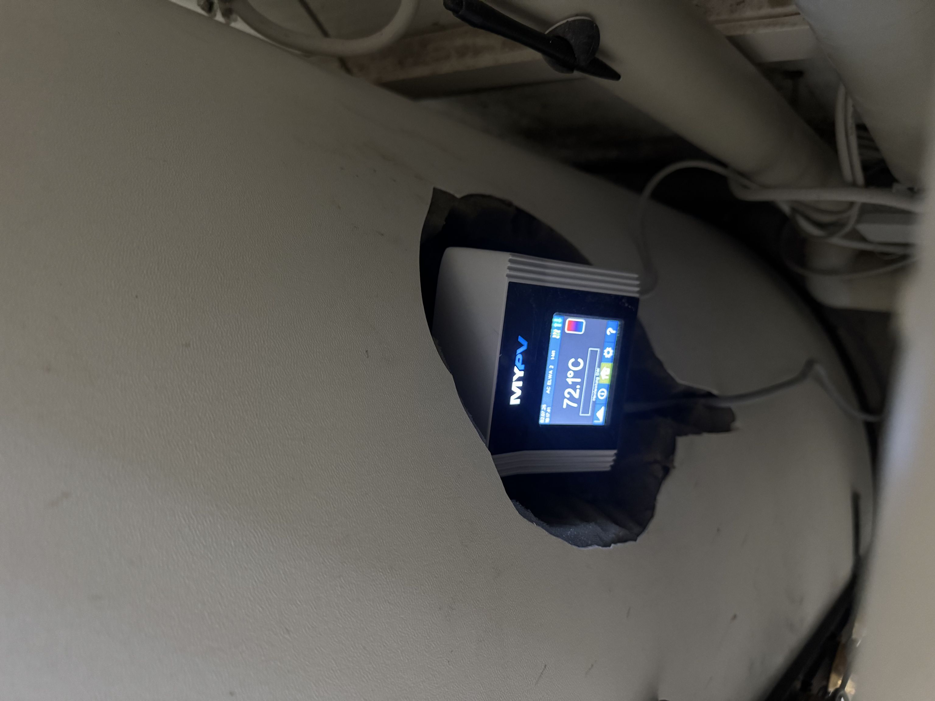 AC ELWA 2 connected to buffer tank, screen showing 72.1 °C.