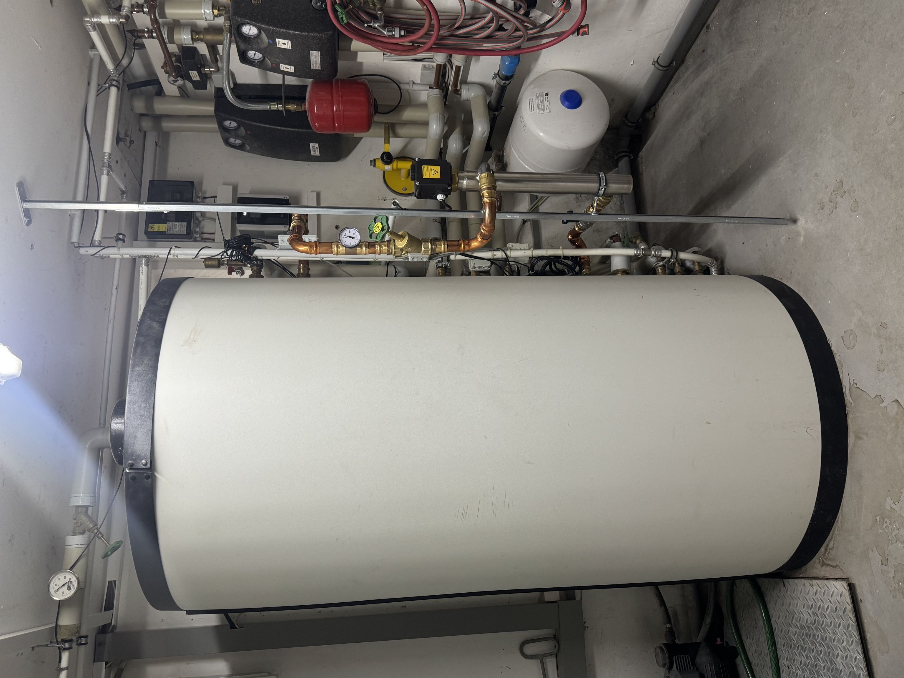 Buffer tank in foreground with connected my-PV 3 kW screw-in heater.