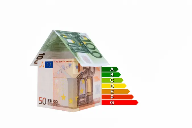 Ein Haus aus gefalteten Geldscheinen als Symbol für Förderungen