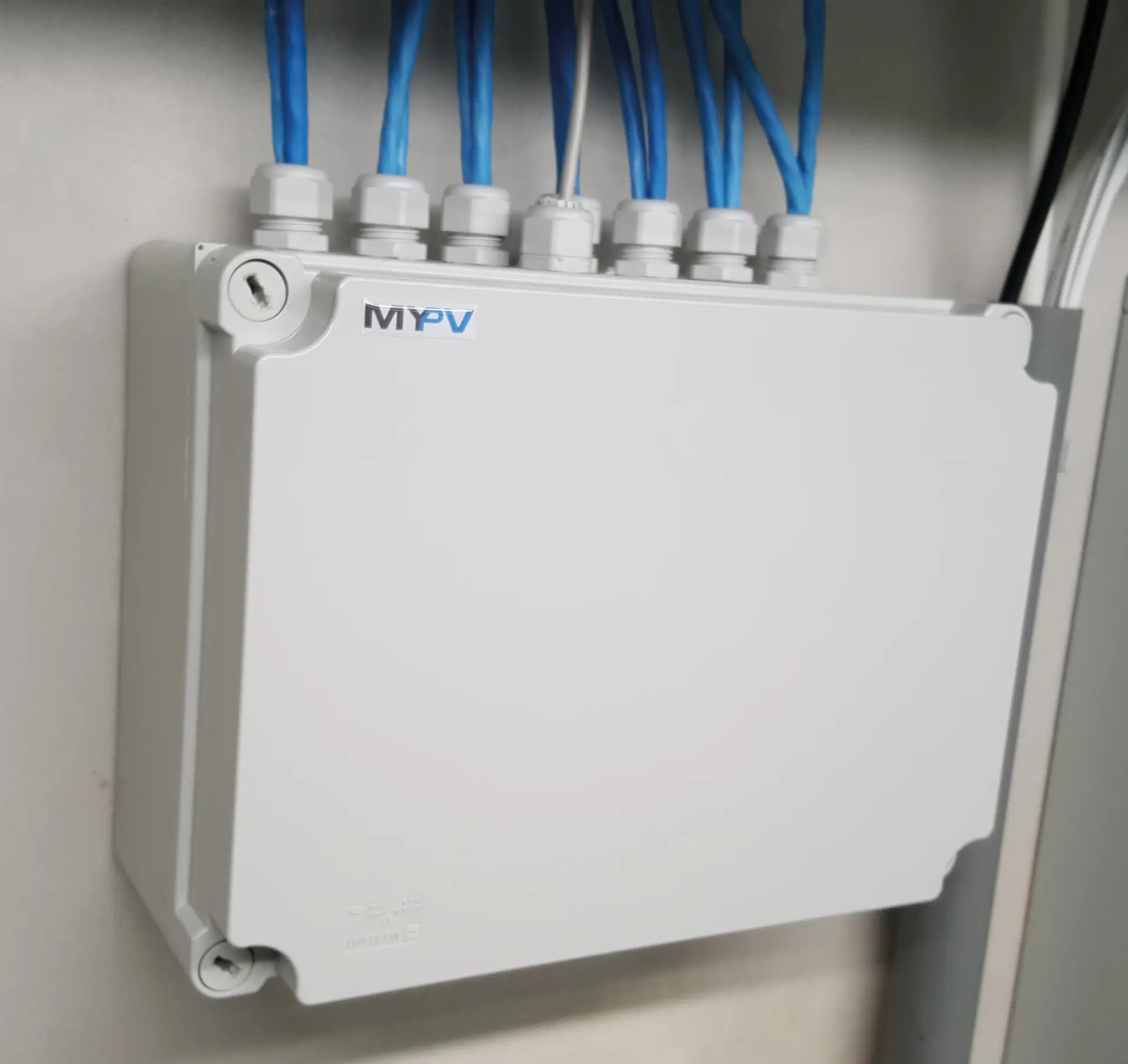 Abbildung3 CloudConnect Einheit mit Datenkabeln zu den ELWAs in den Wohnungen