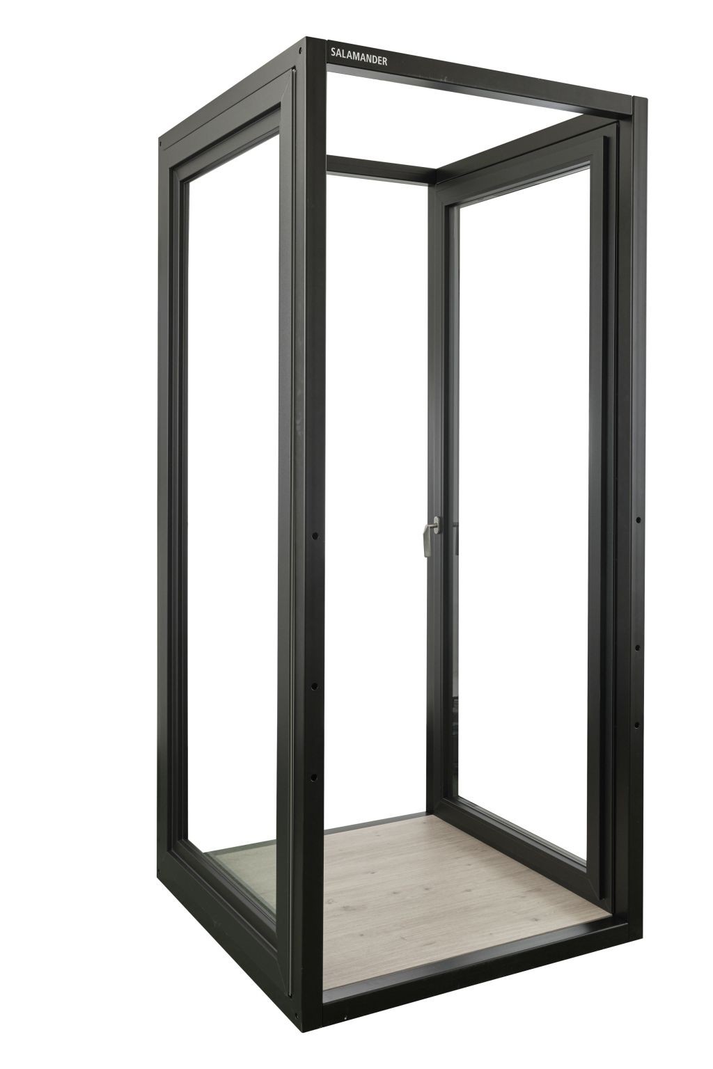 Estrutura de metal preto com painéis de vidro e piso de madeira, apresentando uma porta com maçaneta prateada e a palavra "SALAMANDRE" no topo.