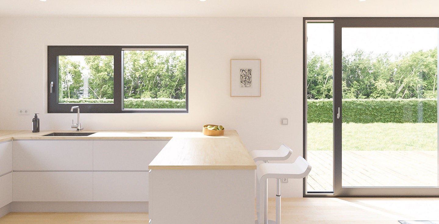Moderne keuken met witte kasten, een centraal eiland en een glazen schuifdeur die naar een tuin leidt.