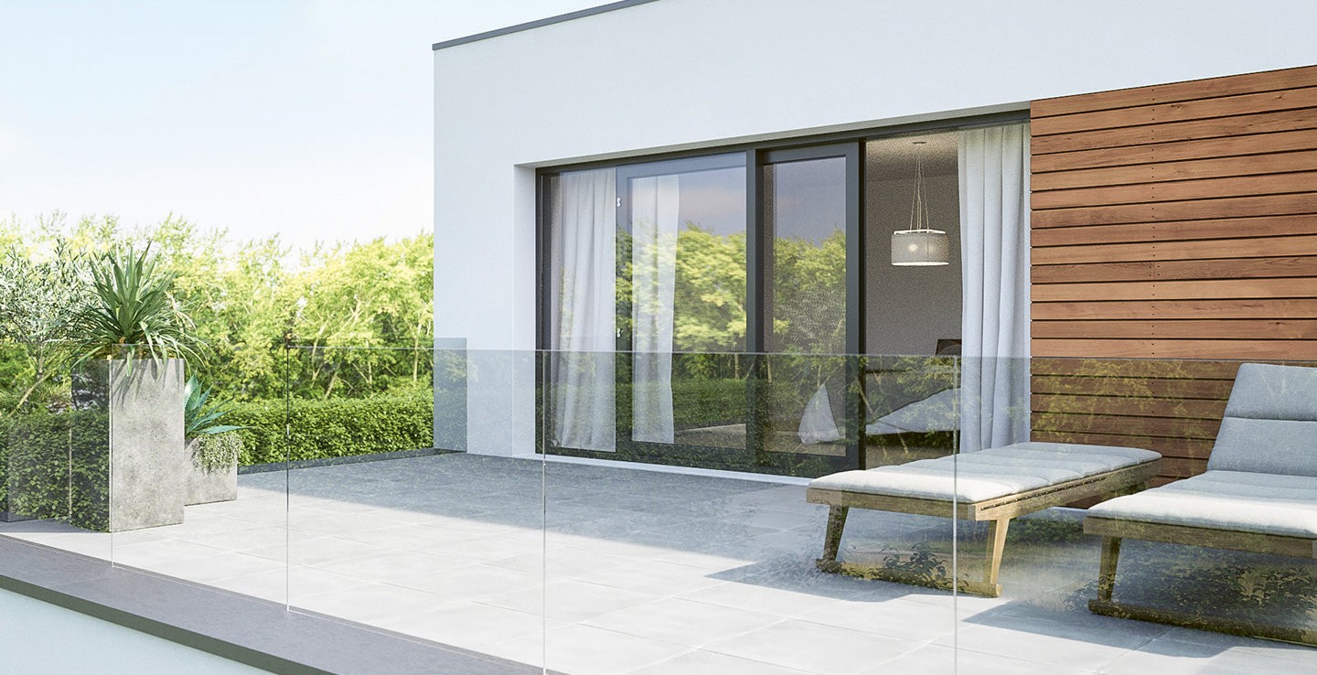 Modern glazen balkon met twee loungestoelen en een potplant, met uitzicht op een tuin met bomen en groen.