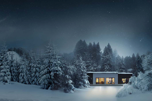 Uma casa moderna com luzes acesas no interior, cercada por árvores cobertas de neve e um céu noturno escuro.