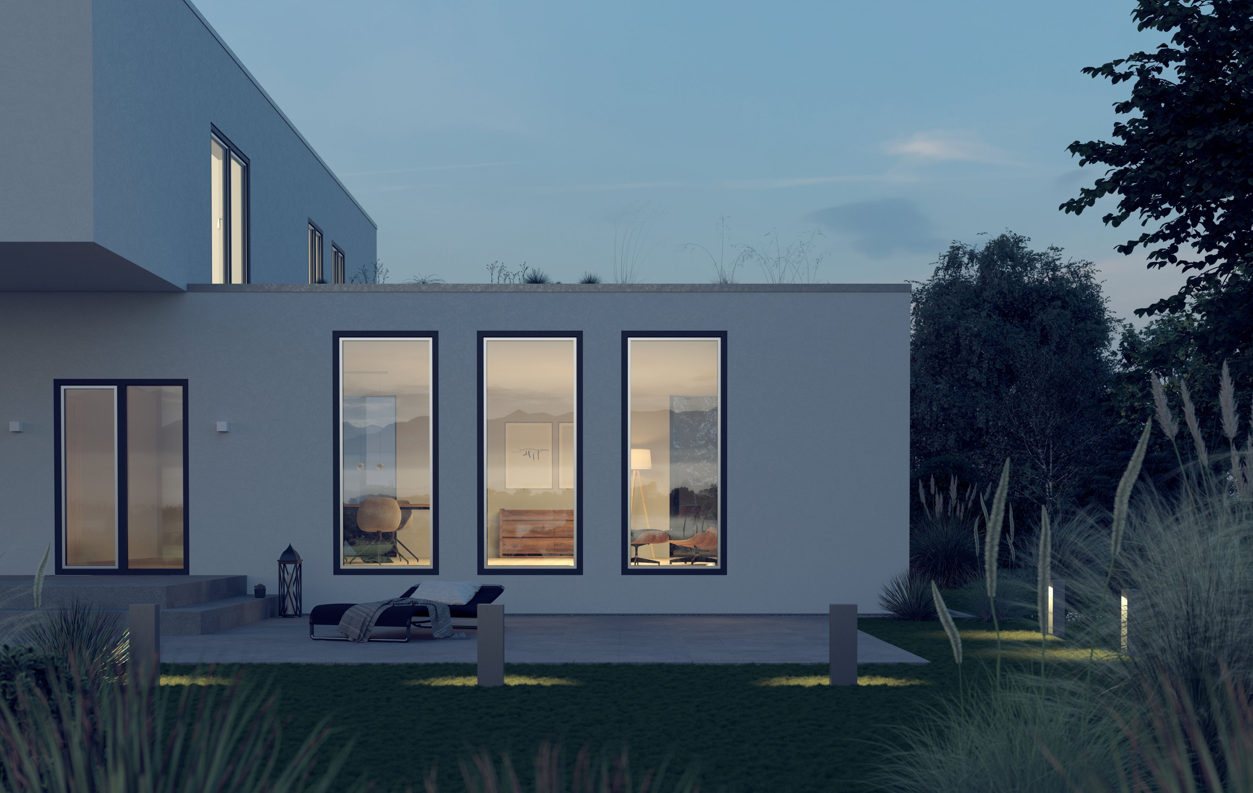 Casa moderna com grandes janelas e uma área de pátio com uma espreguiçadeira, iluminação externa e um gramado bem cuidado.