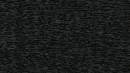 Nahaufnahme eines schwarzen strukturierten Stoffes mit einem subtilen Muster feiner, welliger Linien und einer glatten, leicht glänzenden Oberfläche.