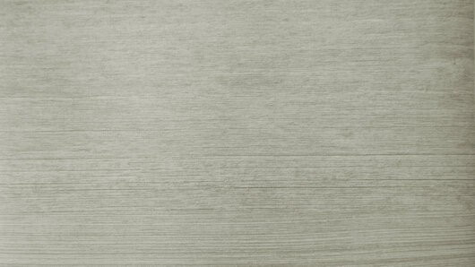 Eine Nahaufnahme einer glatten, hellgrauen Oberfläche mit subtilen horizontalen Linien, möglicherweise ein strukturiertes Gewebe oder Material.