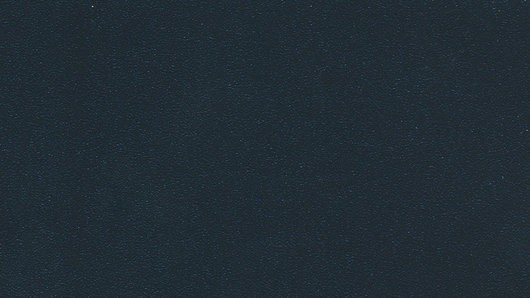 Eine Nahaufnahme einer dunkelblauen, strukturierten Oberfläche mit einem körnigen Aussehen, möglicherweise ein Stoff oder Material.