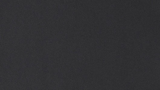 Eine Nahaufnahme eines schwarzen Stoffes mit einer glatten und leicht glänzenden Oberfläche, möglicherweise aus Seide oder Satin.