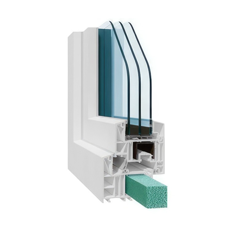 Biały obramowanie okna z niebieską szklaną taflą i zieloną piankową blokadą na dole.