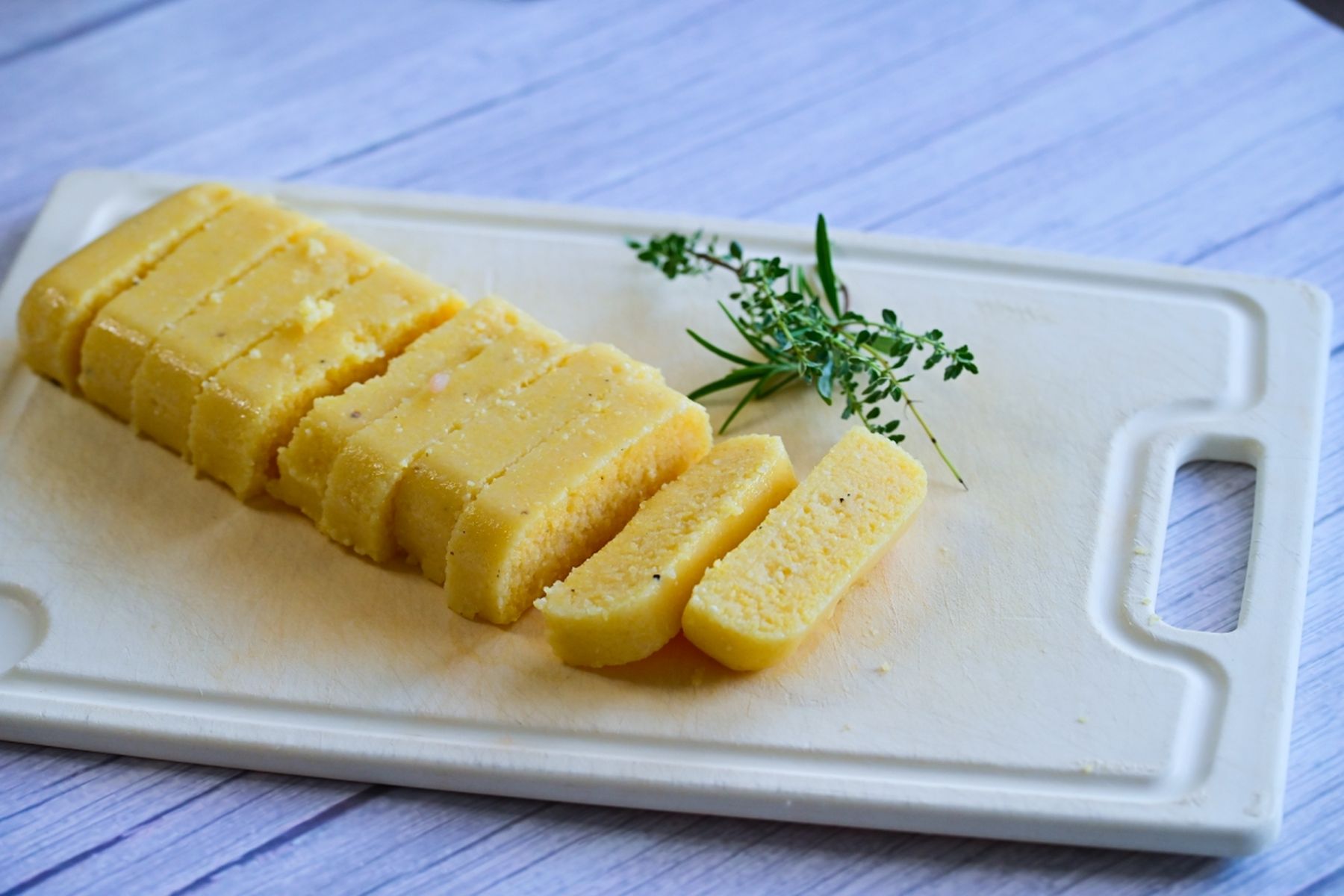 Příprava polenty na recept na kuřecí špíz se zeleninou a s opečenou polentou na másle a rozmarýnu z webu globus.cz