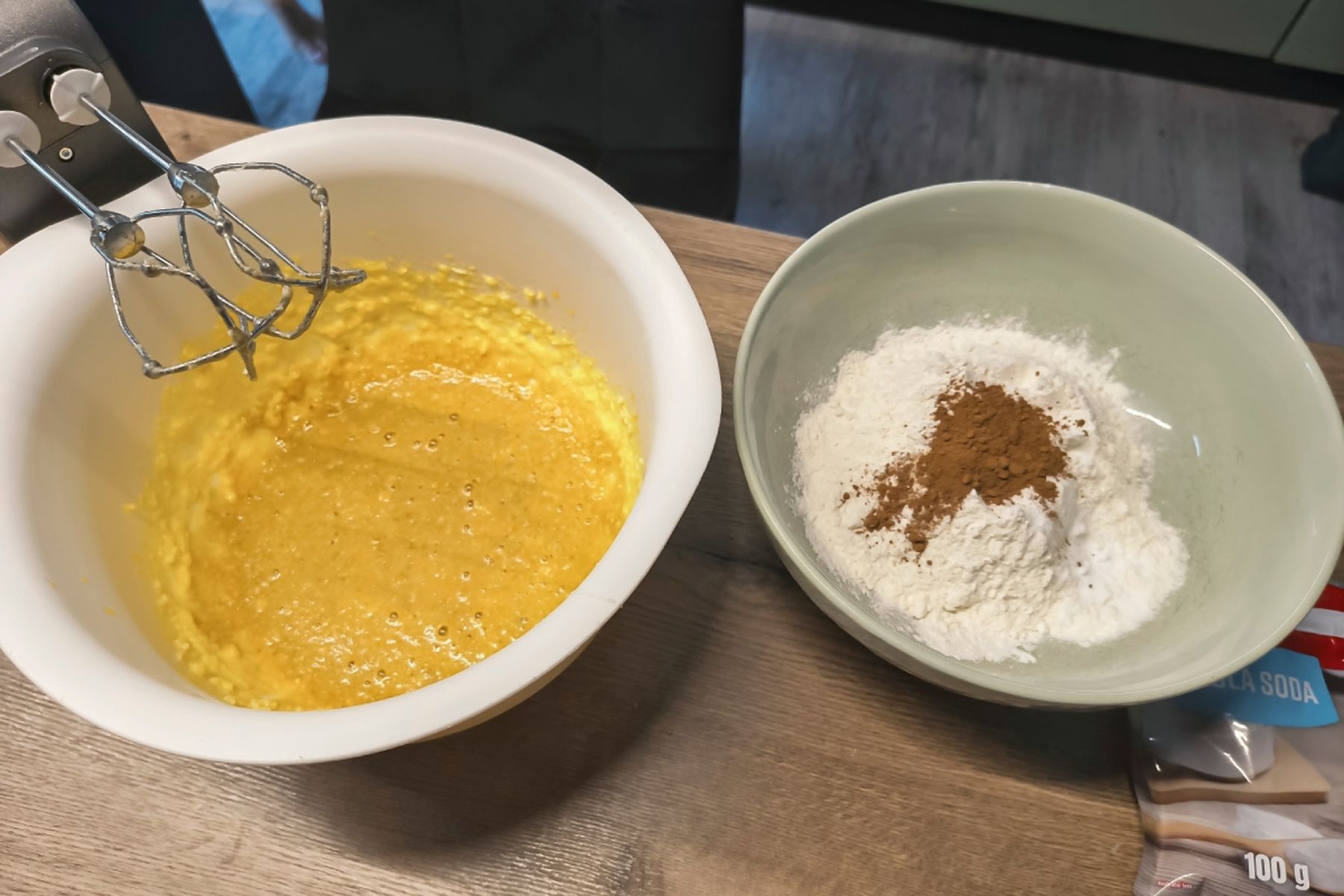 Dvě mísy na stole – v jedné žluté těsto a ruční mixér, ve druhé mouka, skořice a jedlá soda. Recept připravily Ségry v kuchyni.