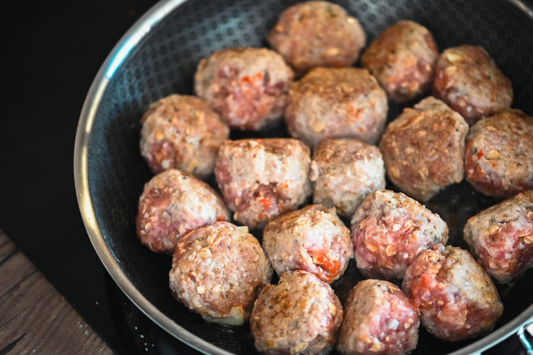 Masové kuličky opékající se na pánvi na sporáku. Recept připravil Vojta Poštulka.