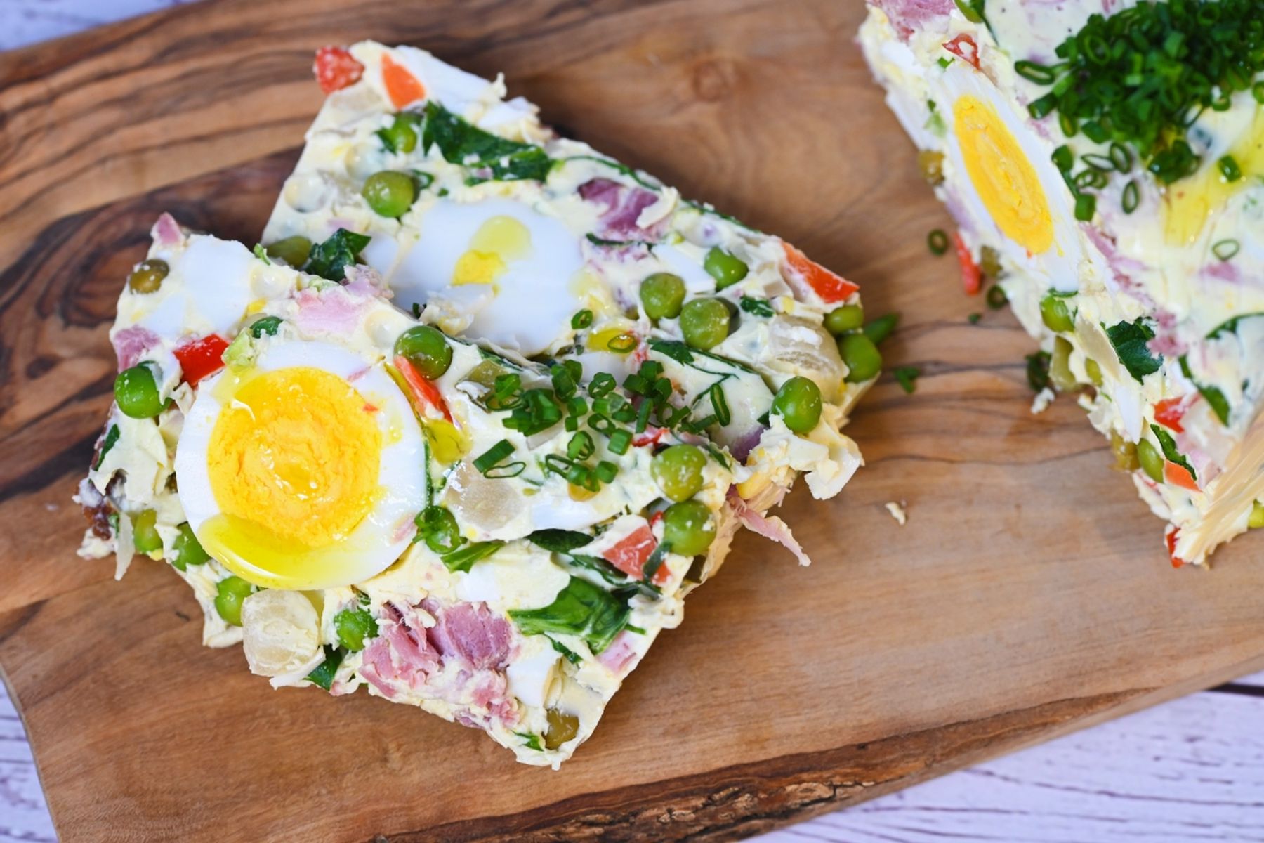 Vaječná tlačenka s uzeným masem a špenátem od Vojty Poštulky na webu Globus.cz