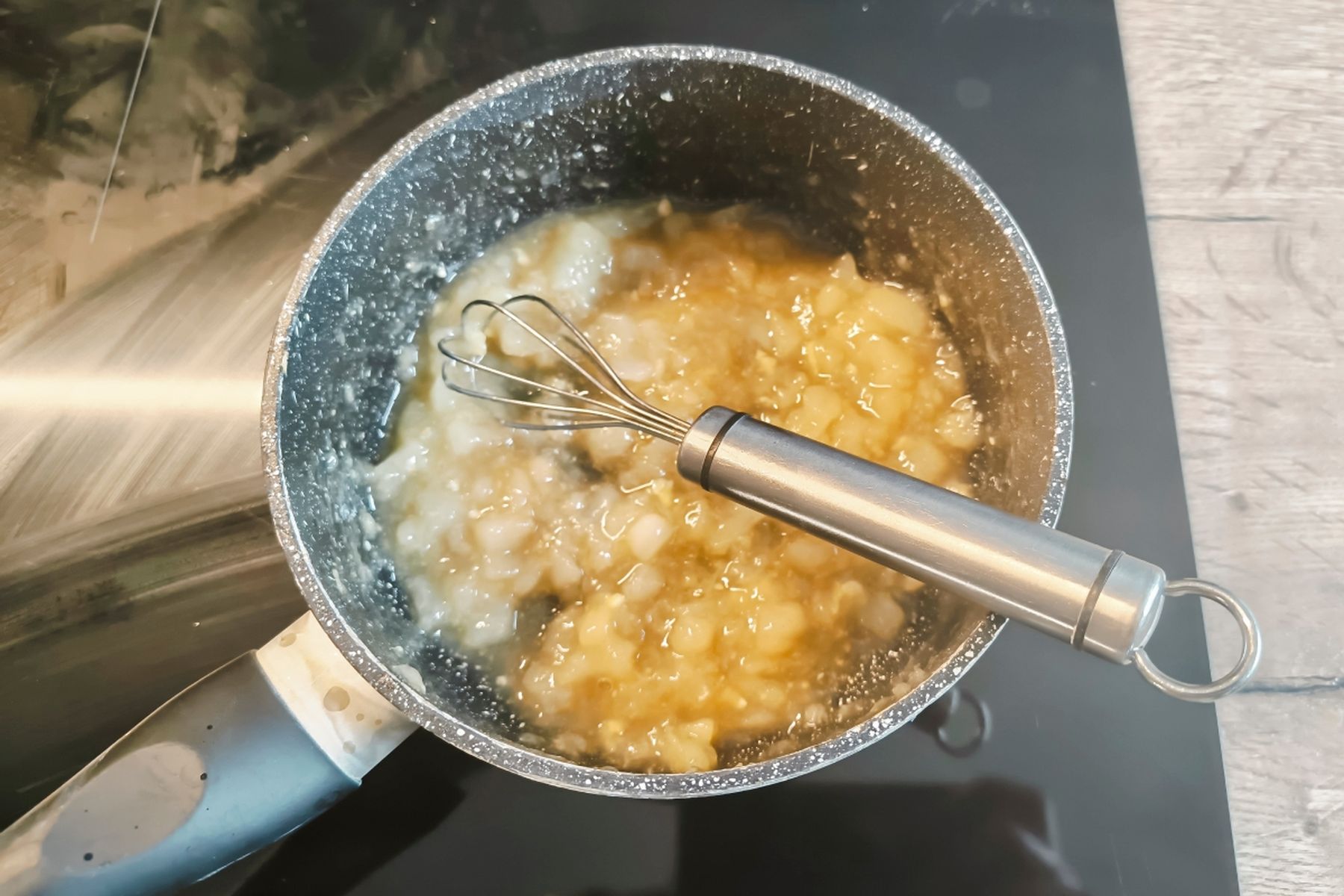 Hrušky v hrnci na sporáku, uvnitř je položená metlička. Recept připravily Ségry v kuchyni.